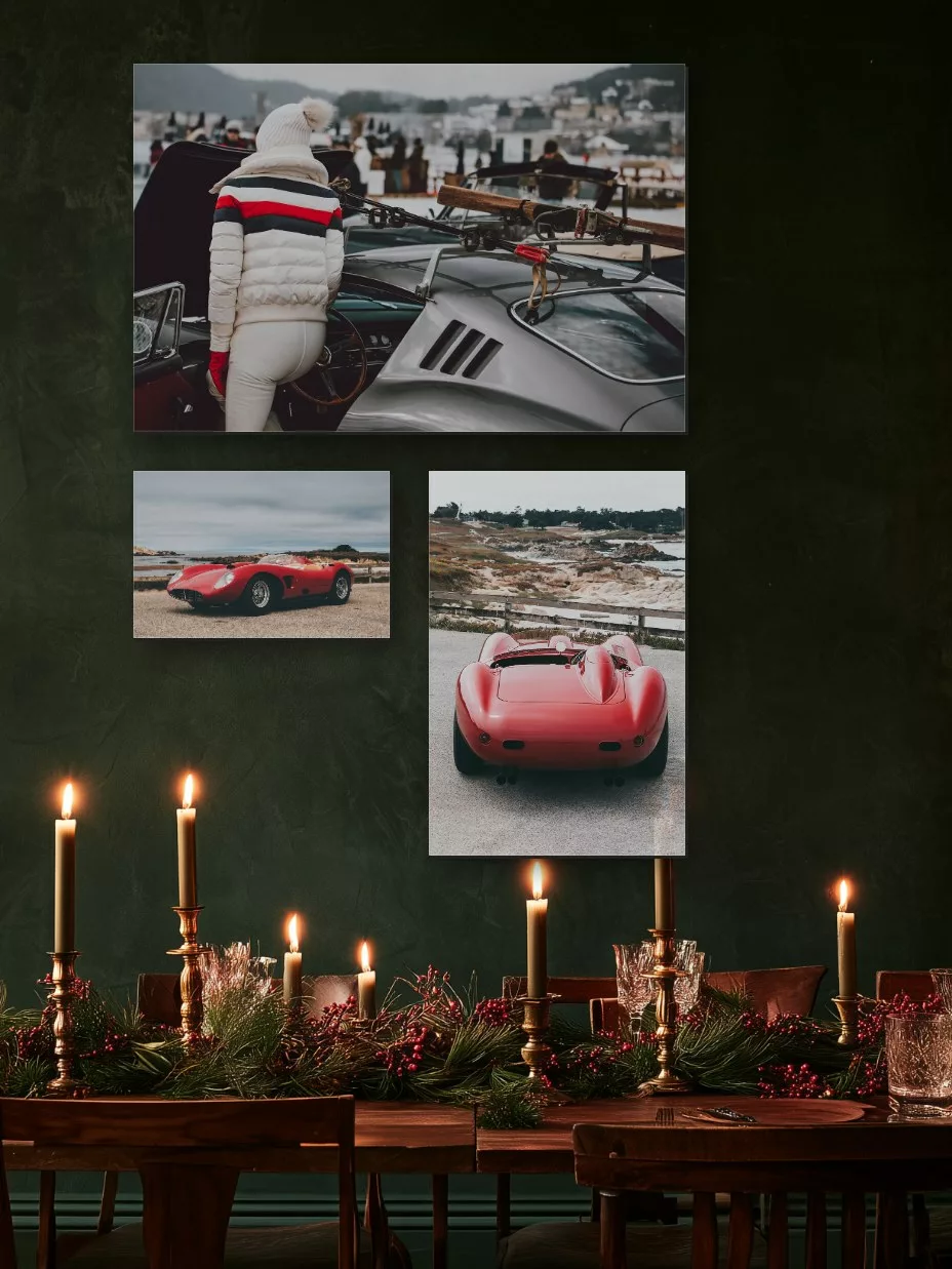 Tres fotografías de arte de Ferrari en una pared verde oscuro