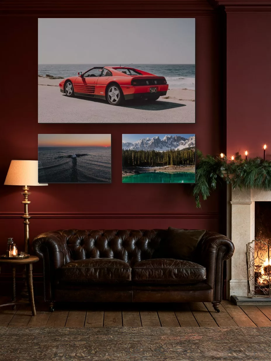 Salón navideño con tres fotografías de arte en una pared burdeos
