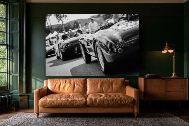 Cuadro coche de carreras clásico en blanco y negro sobre un sofá de cuero
