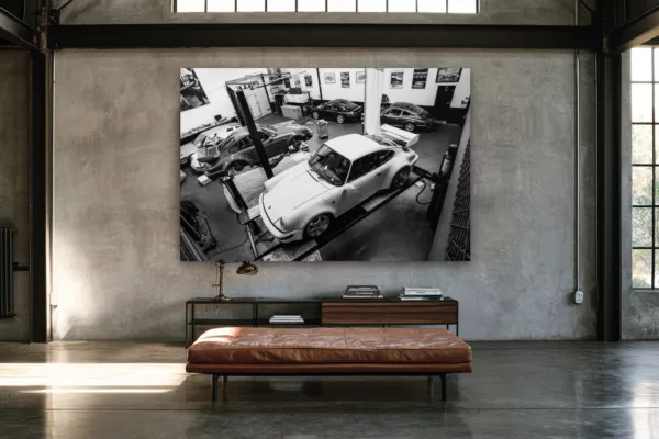 cuadro-porsche-911-taller-blanco-y-negro-mockup Cuadro Porsche 911 en el taller en blanco y negro en un loft industrial