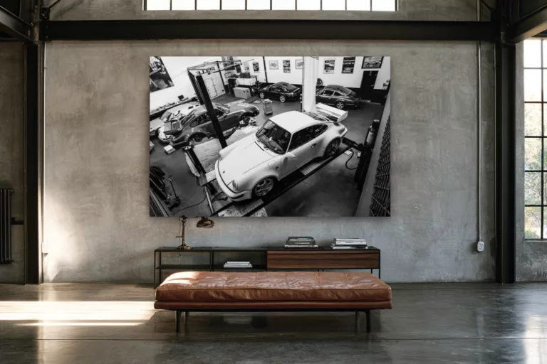 Cuadro Porsche 911 en blanco y negro en un loft industrial