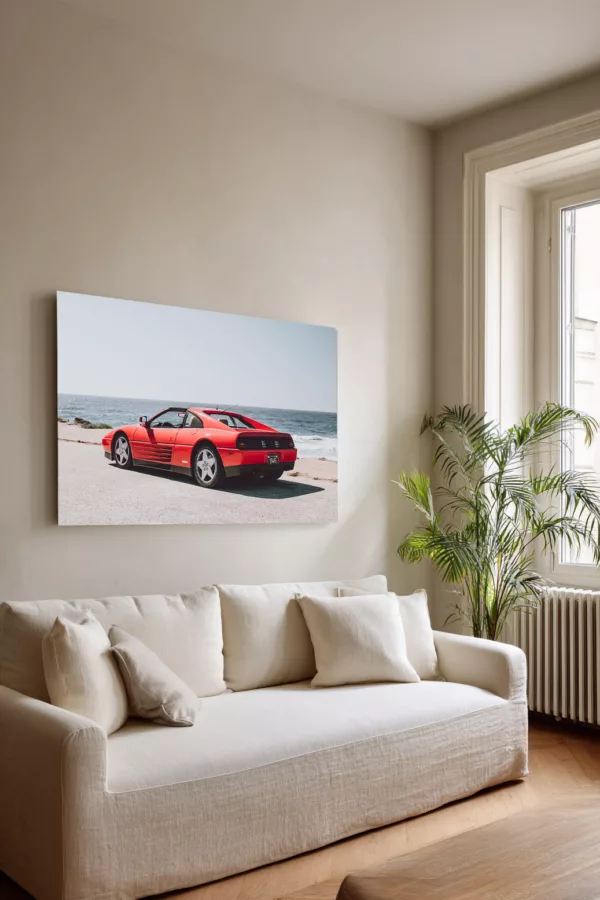 Cuadro de fotografía de autor de un Ferrari 348 TS en Pebble Beach colgado sobre un sofá en un salón luminoso