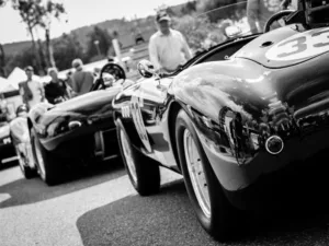 fotografia-coches-de-carreras-clasicos-paddock-numero-33-blanco-y-negro Coches de carreras clásicos en el paddock, número 33 — fotografía de autor en blanco y negro, edición limitada
