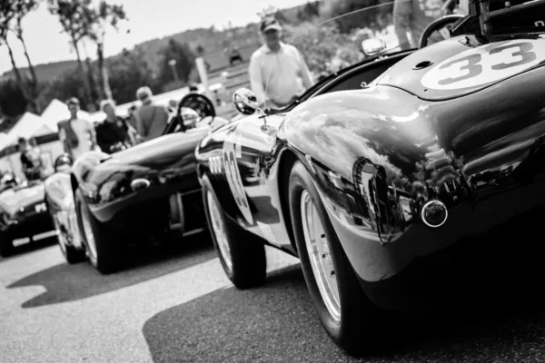 Coches de carreras clásicos en el paddock, número 33 — fotografía de autor en blanco y negro, edición limitada