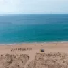 Fotografía playa Zahara de los Atunes Vista desde lo alto de la playa de Zahara de los Atunes en España, océano turquesa, arena dorada y dunas
