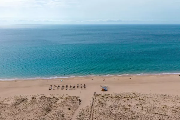 Vista desde lo alto de la playa de Zahara de los Atunes en España, océano turquesa, arena dorada y dunas