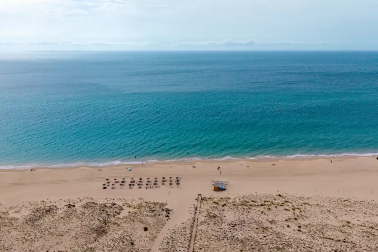 Vista desde lo alto de la playa de Zahara de los Atunes en España, océano turquesa, arena dorada y dunas