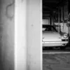 fotografia-porsche-911-piloto-garaje-blanco-y-negro Porsche 911 y su piloto en el garaje de boxes — fotografía de autor en blanco y negro, edición limitada