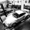 porsche-911-taller-visto-desde-arriba-blanco-y-negro-edicion-limitada Porsche 911 en el taller visto desde arriba, fotografía de autor en blanco y negro, edición limitada