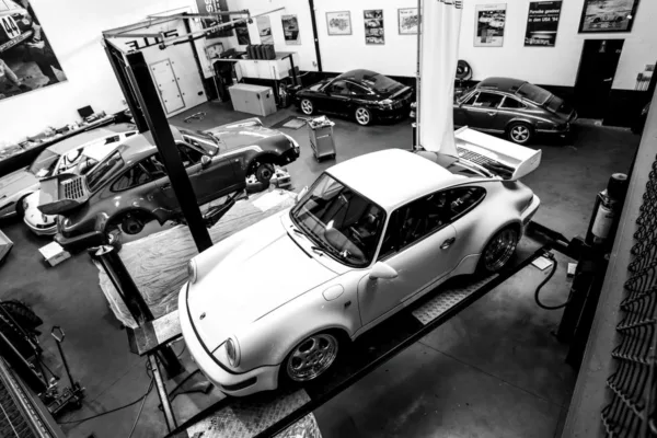 porsche-911-taller-visto-desde-arriba-blanco-y-negro-edicion-limitada Porsche 911 en el taller visto desde arriba, fotografía de autor en blanco y negro, edición limitada