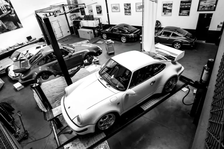 Porsche 911 en el taller visto desde arriba — fotografía de autor en blanco y negro, edición limitada