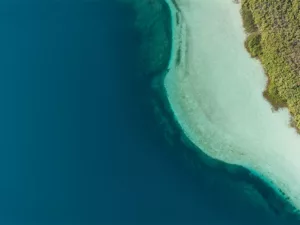 Fotografía de arte — lago Kournas, Creta Fotografía aérea del lago Kournas en Creta: agua azul profundo, aguas turquesa poco profundas y una pequeña barca