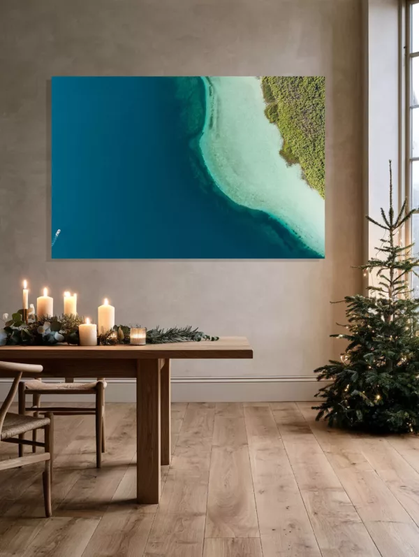 Cuadro del lago Kournas, Creta, en un comedor con velas y un abeto