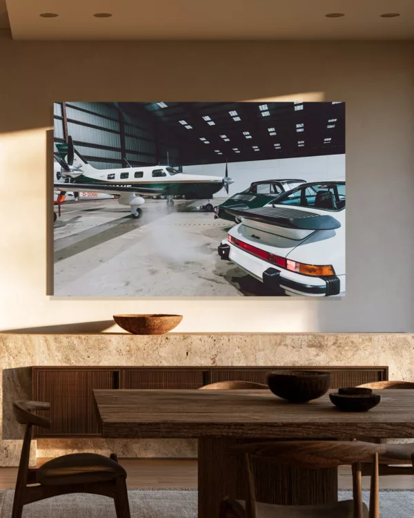Vista en interior – cuadro Porsche 911 Turbo y Piper Malibu Hangar Light
